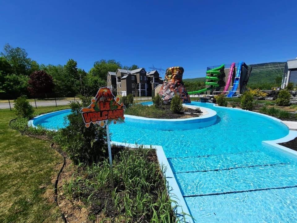 Condo Avec Parc Aquatique ! Beaupré Zewnętrze zdjęcie